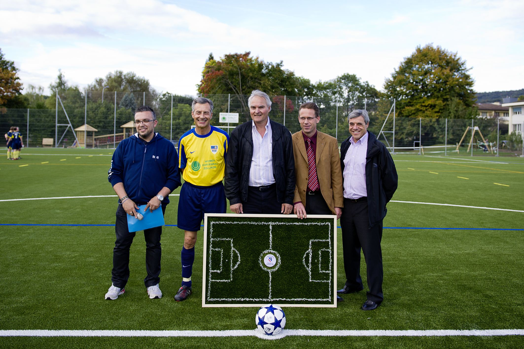 Die-Kunstrasen-Einweihung-mit-Marti-Camichel-Sontheim-Weber-und-Spross